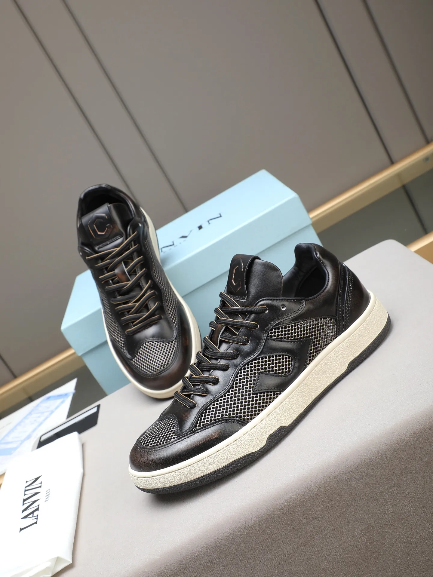 Men's shoes 💰640 [LANVIN] The latest fashionable item! High quality CLAY series‼ ️ The latest trendy products of the season 🌈Many bloggers have planted grass and purchased the original open-mold customization. The upper and outsole are sewn with mark threads without edge sealing. Multiple material splicing combination design. Very versatile for fashionable and casual wear. Comfortable on the feet. Self-recommended. Upper cowhide + cow suede + breathable mesh lining. Foot-padding cowhide. Exclusive original open-mold clear logo rubber outsole ⚠️38-44 (customized for 45)